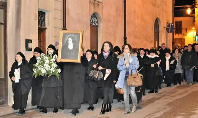 Processione con il quadro della Fondatrice dalla Chiesa 
di Santa Caterina alla Chiesa Madre per la Concelebrazione.